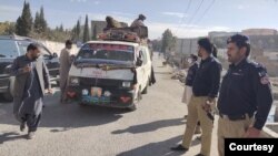 ILUSTRASI - Polisi memberikan keamanan kepada pekerja polio di distrik Zhob, Baluchistan.