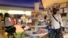 Une librairie à la foire du livre au boulevard du 20 mai, à Yaoundé, le 26 août 2024 (Emmanuel Jules Ntap/VOA)