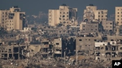 Edificios destruidos en la Franja de Gaza, vistos dese el sur de Israel el 16 de noviembre de 2023.