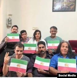 کاظم علی‌نژاد بارانلو (نفر اول پایین سمت راست) در کنار شماری از فعالان سیاسی مشروطه‌خواه