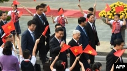 Ông Trọng chủ trì lễ tiếp đón ông Tập ở Phủ Chủ tịch hồi năm 2017. Việt Nam thường dùng những nghi thức cao nhất để đón tiếp lãnh đạo Trung Quốc.