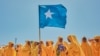 Sejumlah siswa mengibarkan bendera Somalia dalam aksi protes bersama mendukung pemerintahan Somalia menyusul kesepakatan pelabuhan yang terjalin antara Somalia dan Ethiopia. Aksi berlangsung di Mogadishu, pada 3 Januari 2024. (Foto: AFP/Abdishukri Haybe)