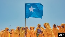 Sejumlah siswa mengibarkan bendera Somalia dalam aksi protes bersama mendukung pemerintahan Somalia menyusul kesepakatan pelabuhan yang terjalin antara Somalia dan Ethiopia. Aksi berlangsung di Mogadishu, pada 3 Januari 2024. (Foto: AFP/Abdishukri Haybe)