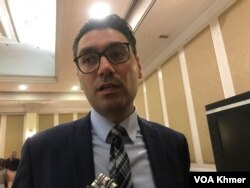 អ្នកសេដ្ឋកិច្ច​ជាន់​ខ្ពស់​របស់ការិយាល័យ​ធនាគារពិភពលោក​ប្រចាំនៅកម្ពុជាលោក​ Fay Hayati និយាយជាមួយអ្នកកាសែត​ នៅទីក្រុង​ភ្នំពេញ​ ថ្ងៃទី​២២ ខែវិច្ឆិកា​ ឆ្នាំ​ ២០២៣។ (ហ៊ុល រស្មី/វីអូអេ​)