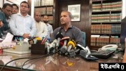 নিজ দপ্তরে সাংবাদিকদের সঙ্গে আলাপকালে আইন, বিচার ও সংসদবিষয়ক উপদেষ্টা ড. আসিফ নজরুল।