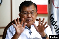 Mantan Wapres ke-10 dan ke-12 Indonesia, Jusuf Kalla, saat diwawancarai di kantornya di Jakarta, 19 Maret 2020. (REUTERS/Ajeng Dinar Ulfiana)