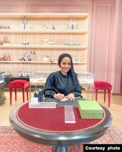 Telisa Rossein saat sedang bekerja di sebuah butik di Kanada (dok: Telisa Rossein)