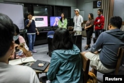 Cherish Aileen Brillon saat mengajar pada kelas "Studi Selebriti: Taylor Swift dalam Fokus" di Universitas Filipina Diliman di Kota Quezon, Manila, Filipina, 22 Februari 2024. (REUTERS/Eloisa Lopez)