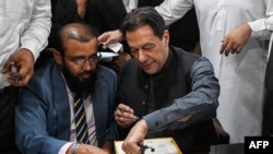 د پاکستان د انتخاباتو کمیسیون ویلي چې عمران د راتلونکو پنځو کالونو لپاره په انتخاباتو کې ځان نشي کاندیدولی. 