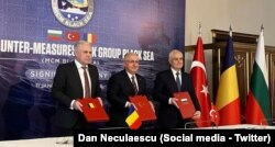 Міністр оборони Туреччини Яшар Гюлер, його колега з Румунії Анхель Тілвар і заступник міністра оборони Болгарії Атанас Запрянов підписали меморандум про взаєморозуміння для формування тристоронньої ініціативи для боротьбуи з дрейфуючими морськими мінами.