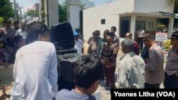 Aksi unjuk rasa oleh penyintas bencana alam 28 September 2018 di depan Gedung DPRD Provinsi Sulawesi Tengah di Palu, Senin (2/10/2023). (Foto: VOA/Yoanes Litha)