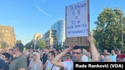 Građani nose transparente tokom skupa Srbija protiv nasilja, 8. jula 2023. (Foto: Glas Amerike/Rade Ranković)