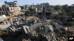 Палестинците гледаат во уништеното од страна на израелското бомбардирање на Појасот Газа во Рафах, 4 декември 2023 година.