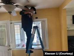 李小三到达美国后帮别人维修房屋。（照片受访人提供）