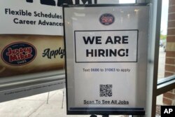 Znak kojim restoran u državi Ilinois traži zaposlene, fotografisan 6. jula 2023. godine.