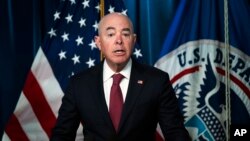 ARCHIVO - El secretario de Seguridad Nacional de EEUU, Alejandro Mayorkas, habla en una conferencia de prensa el 10 de mayo de 2023,en Washington.