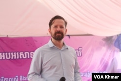 លោក អេនដ្រេ ហ្ស៊ើប្រាក (Andreas Zurbrugg) ភារធារីនៃស្ថានទូតអូស្រ្តាលីប្រចាំកម្ពុជា កំពុងថ្លែងសុន្ទរកថាក្នុងពិធីអបអរទិវាអន្តរជាតិនារីលើកទី១១៣ នៅទីលានប្រជាធិបតេយ្យ ក្នុងរាជធានីភ្នំពេញ នាថ្ងៃទី៨ ខែមីនា ឆ្នាំ២០២៤។ (ស៊ឹម ចាន់សំណាង/វីអូអេ)