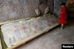 Sebuah lukisan di lempengan marmer, yang dikembalikan ke Italia dari London, dipamerkan di Castel Sant'Angelo, Roma, Italia, 31 Mei 2023. (REUTERS/Remo Casilli)