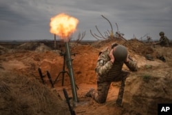 Soldados de la Primera Brigada Bureviy (Huracán) de la Guardia Nacional de Ucrania practican durante el entrenamiento de combate en un campo de entrenamiento militar en el norte de Ucrania el miércoles 8 de noviembre de 2023. (Foto AP/Efrem Lukatsky)