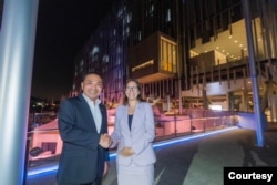 国民党总统候选人侯友宜和AIT主席罗森伯格（Laura Rosenberger）参观“2023台湾设计展”。（侯友宜竞选办公室提供）