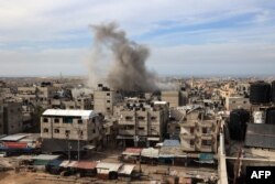 Asap mengepul di atas rumah-rumah selama pengeboman Israel di Rafah di Jalur Gaza selatan, pada 11 November 2023. (Foto: AFP)