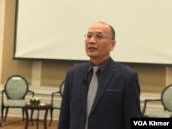 អ្នកសេដ្ឋកិច្ច​ជាន់​ខ្ពស់​របស់ការិយាល័យ​ធនាគារពិភពលោក​ប្រចាំនៅកម្ពុជា លោក​លី​ សុដេត​ ផ្តល់​បទសម្ភាសន៍​ជាមួយអ្នកកាសែត​ នៅទីក្រុង​ភ្នំពេញ​ ថ្ងៃទី​២២ ខែវិច្ឆិកា​ ឆ្នាំ​ ២០២៣។ (ហ៊ុល រស្មី/វីអូអេ​)​