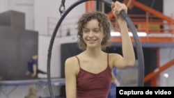 Captura de pantalla de video donde se observa a Alesa Astapova, de 18 años, quien huyó de su casa en Kiev cuando los tanques rusos se acercaban a la capital en marzo de 2022. 