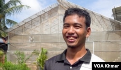 លោក រុំ សារី ​កសិករ​ដាំបន្លែលើ​ទឹកក្នុង​ភូមិអារញ្ញ ឃុំ​សៀមរាប ក្រុង​សៀម​រាប​ផ្តល់​សម្ភាសន៍​ដល់​វីអូអេ នៅ​ថ្ងៃទី៤ ខែកញ្ញា ឆ្នាំ​២០២៣។ (កាន់ វិច្ឆិកា/វីអូអេ)