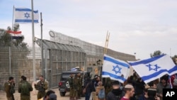 বিক্ষোভকারীরা ইসরাইলের দক্ষিণাঞ্চলে মিশরের সাথে নিতজানা সীমান্ত ক্রসিং-এ গাজা ভূখণ্ডের উদ্দেশে মানবিক ত্রাণের পথ অবরোধ করে। ২ ফেব্রুয়ারি, ২০২৪। 