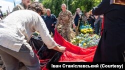 Друзі вклали парашут до могили Артема Димида, який за життя здійснив понад 300 стрибків у різних країнах світу.