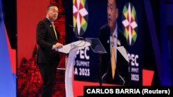 นายกรัฐมนตรีเศรษฐา ทวีสิน ขณะขึ้นกล่าวปราศรัยสำคัญบนเวที APEC CEO Summit ที่นครซานฟรานซิสโก เมื่อวันที่ 15 พ.ย. 2566 [REUTERS]