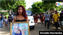 Familiares y amigos sepultan Rechel Rostrán, una joven que fue asesinada y su cuerpo fue encontrado en el patio de una vivienda en Managua en julio de 2017. ARCHIVO: Donaldo Hernández, VOA.