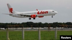 FILE - Pesawat Boeing 737-800 milik maskapai penerbangan Lion Air bersiap mendarat di bandara Sukarno-Hatta, Jakarta, 30 Januari 2013. (REUTERS/Enny Nugraheni)