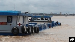 រូបឯកសារ៖ កាណូត​ដឹកខ្សាច់​មួយ​កំពុង​ធ្វើដំណើរ​លើ​ទន្លេ​មេគង្គ នៅ​ជាយ​រាជធានី​ភ្នំពេញ កាលពីថ្ងៃទី១ ខែសីហា ឆ្នាំ២០២២។ 