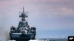 ภาพจากกระทรวงกลาโหมรัสเซีย แสดงให้เห็นเรือของกองทัพเรือรัสเซียระหว่างการฝึกซ้อมในทะเลดำ เมื่อ 14 เมษายน 2021