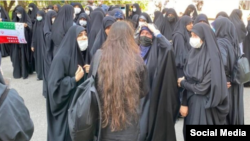 یک دانشجوی معترض، بدون بر سر داشتن حجاب اجباری مد نظر حکومت، در دانشگاه الزهرا - آرشیو