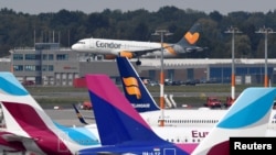 FILE - Sebuah Airbus A320 milik Condor Airlines mendarat di bandara di Hamburg, Jerman, 24 September 2019. Lalu lintas udara dimulai lembali di bandara tersebut pada Senin (9/10), setelah ada ancaman melalui email terhadap pesawat Iran yang mendarat di sana.