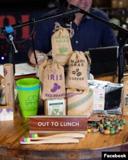 Produk Grounds Krewe membantu mewujudkan “Mardi Gras yang Lebih Ramah Lingkungan". (Facebook/GroundsKrewe)