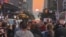 Dos veces al año, residentes y turistas de Nueva York disfrutan del Manhattanhenge. [Foto: Ronen Suac/VOA]