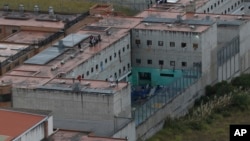 Los presos se encuentran en el techo de la cárcel de Turi, en un motín ocurrido en en Cuenca, Ecuador, el 31 de agosto de 2023. 