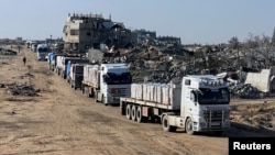 รถบรรทุกความช่วยเหลือด้านมนุษยธรรมผ่านด่านราฟาห์เข้าไปในฉนวนกาซ่า 