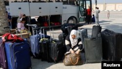 Палестинци со странски пасоши чекаат дозвола да ја напуштат Газа, на граничниот премин Рафах со Египет