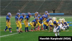 Наймолодша команда американського футболу – “anklebiters” – готуєтся до бою. Фото - Генріх Карпинський.