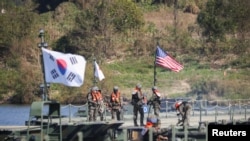 韩国军人在韩国骊州参加与美军的联合演习。(2022年10月19日)