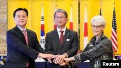 Wamenlu Jepang Takeo Mori, Wamenlu AS Wendy Sherman, dan Wamenlu Pertama Korsel Cho Hyun-dong, berfoto bersama sebelum pertemuan trilateral mereka di Wisma Likura di Tokyo, Jepang, Rabu, 26 Oktober 2022. (Eugene Hoshiko/Pool via REUTERS)
