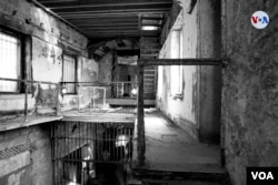 Escaleras y pasillos que dan acceso a la segunda planta, donde permanecían los guardias mientras vigilaban las celdas. Actualmente no está abierto al público. [Foto: Ismael Rodríguez]