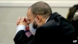 Darrell Brooks bereaksi dalam persidangan pembacaan vonis dalam kasus serangan terhadap rombongan parade natal di Waukesha pada tahun lalu. Pembacaan vonis berlangsung di Waukesha, Wisconsin, pada 26 Oktober 2022. (Foto: Mike De Sisti/Milwaukee Journal-Sentinel via AP, Pool)