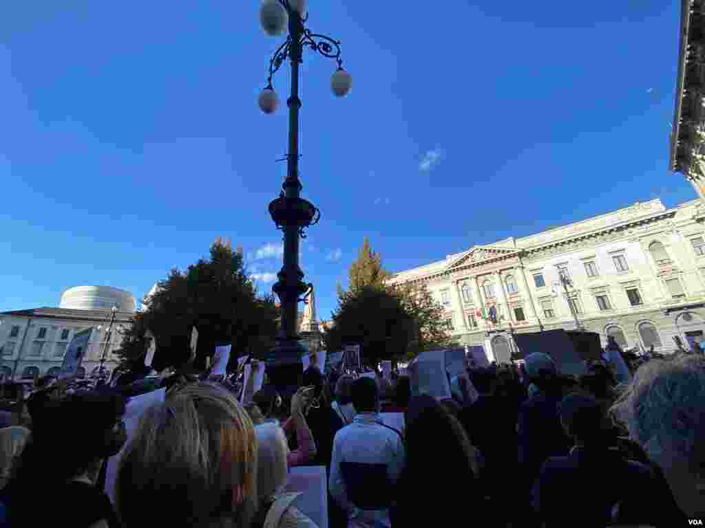 تجمع در مرکز شهر میلان در ایتالیا