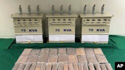 Sabu-sabu yang disita di Bandara Internasional Hong Kong dan transformator listrik yang digunakan untuk menyembunyikan narkoba di Hong Kong pada 18 Oktober 2022. (Layanan Informasi Pemerintah Hong Kong via AP)