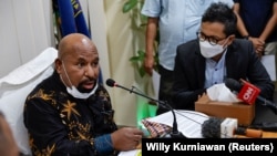 Gubernur Papua Lukas Enembe berbicara di samping Direktur Eksekutif Amnesty International Indonesia Usman Hamid dalam pertemuan di Jakarta, 27 Mei 2022. (Foto: REUTERS/Willy Kurniawan)